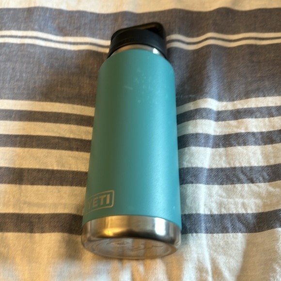 Yeti Large Water bottle - Picture 3 of 11